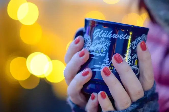 Auf dem Weihnachtsmarkt Glühwein trinken und Menschen treffen, das ist vielerorts erneut nicht möglich. Auf dem Weihnachtsmarkt Glühwein trinken und Menschen treffen, das ist vielerorts erneut nicht möglich.