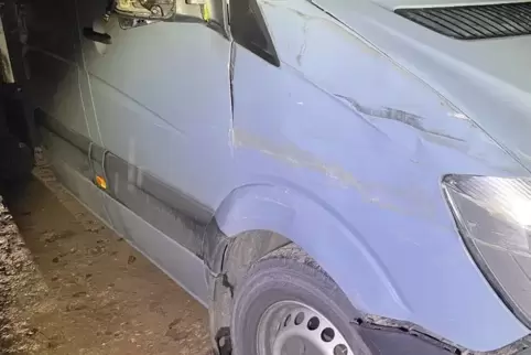 Die Polizei sucht die Stelle, an der der Sprinter iin einen Unfall verwickelt war.
