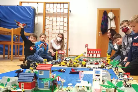 Ludwig, Jacob, Vanessa, Gaby, Henry, Emil und Hannes (von links) bauten eine Stadt aus Lego-Steinen.