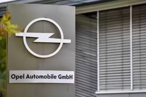 Opel-Logo am Eingang zum Werk Eisenach.