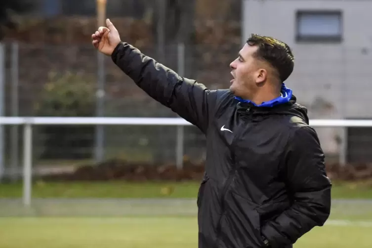 &bdquo;Wir m&uuml;ssen in den n&auml;chsten Spielen Punkte holen&ldquo;, sagt A-Jugendtrainer Matteo Randazzo. 