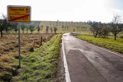 In schlechtem Zustand: Die Kreisstraße 43 von Börrstadt nach Sippersfeld. Von drei Millionen Euro, die ihr Ausbau kosten würde, 
