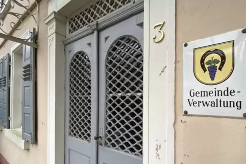 Im Erdgeschoss des Rathauses befindet sich der Ratssaal, in den oberen Stockwerken befinden sich Wohnungen. Im Erdgeschoss des Rathauses befindet sich der Ratssaal, in den oberen Stockwerken befinden sich Wohnungen.