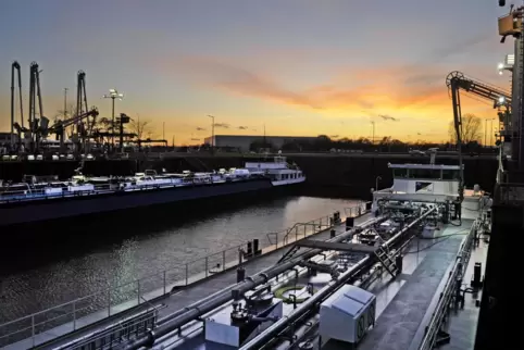 Ein Tankschiff löscht seine Ladung im Nordhafen des Chemiekonzerns BASF in Ludwigshafen. 