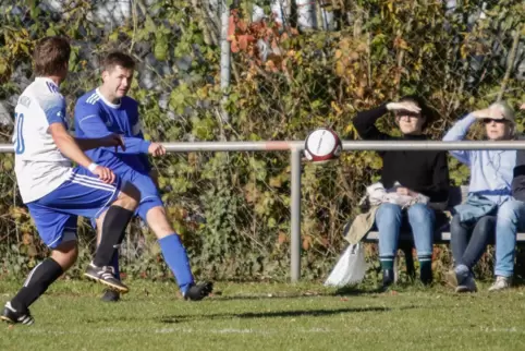 Mit seinem Team gegen den Spitzenreiter unter Zugzwang: Zellertals Kapitän Julian Schwarz (blaues Trikot), der in dieser Szene g
