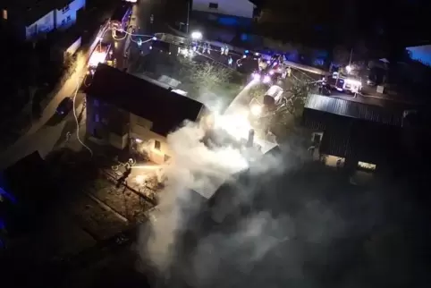 Aus noch ungeklärter Ursache war das Feuer gegen 4 Uhr in der Holzwerkstatt ausgebrochen.