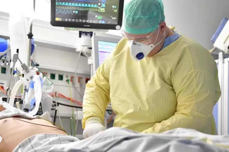 Ein Mitarbeiter arbeitet auf einer Intensivstation der Salzburger Landeskliniken (SALK). Die Krankenhaus-Versorgung in dem Bunde
