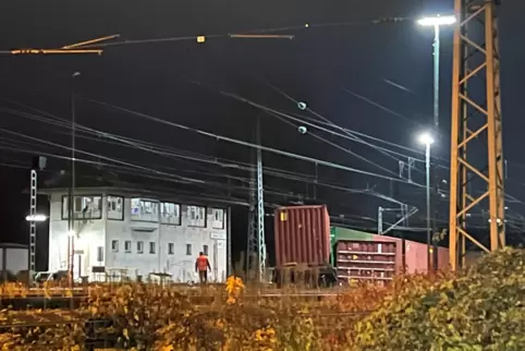 Der Container liegt neben dem Güterzug und blockiert ein Gleis. 