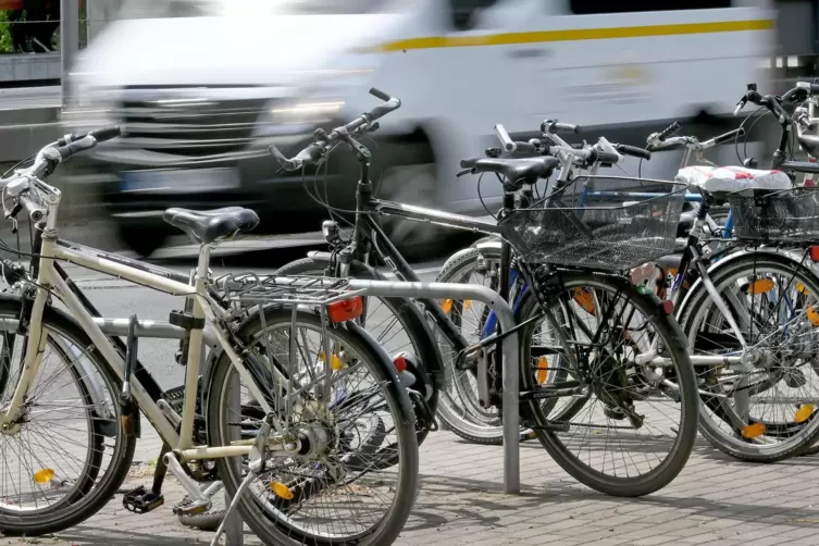 Können am Straßenrand hilfreich sein: Bügel zum Anschließen von Fahrrädern. 