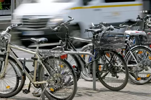 Können am Straßenrand hilfreich sein: Bügel zum Anschließen von Fahrrädern. Können am Straßenrand hilfreich sein: Bügel zum Anschließen von Fahrrädern.