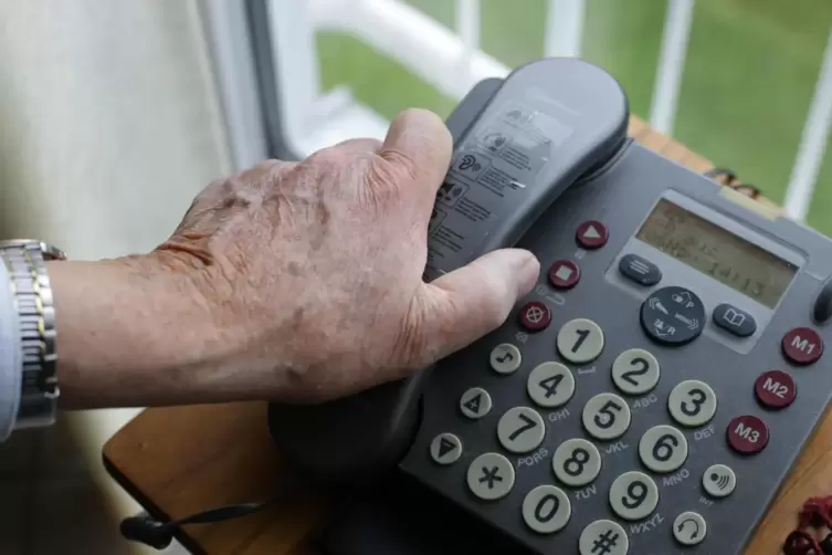 Eine Masche, die immer noch funktioniert: Trickbetrüger geben sich am Telefon als Enkel oder Polizeibeamte aus, um an Ersparniss