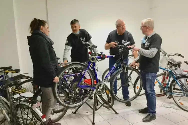 Das Team der Fahrradselbsthilfewerkstatt (von links Nicole Senft-Bossert, Michael Sester, Manfred Hoffmann und Günther Andreas) 