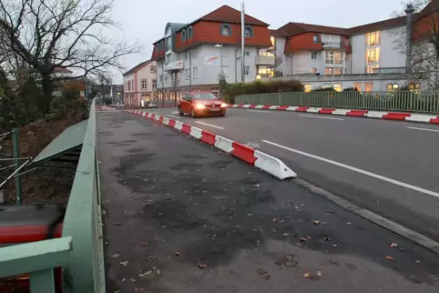 Nicht mehr im Top-Zustand: Brücke in der Oberen Langgasse (Hintergrund: Salier-Stift). Nicht mehr im Top-Zustand: Brücke in der Oberen Langgasse (Hintergrund: Salier-Stift).