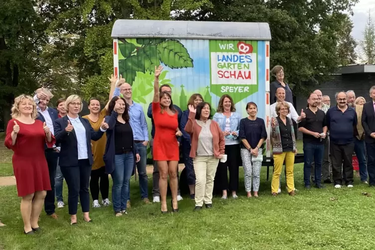 September 2021: Mitglieder des Speyerer Stadtrats freuen sich über die Landesgartenschau-Bewerbung. 