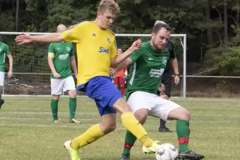 Will mit Eiche Sippersfeld das Ticket für die Aufstiegsrunde lösen: Jan Giehl (grünes Trikot), hier im Zweikampf mit Jan Lehmann