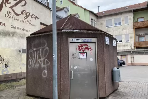 Soll erneuert werden: WC-Anlage am Parkplatz Löffelgasse. Soll erneuert werden: WC-Anlage am Parkplatz Löffelgasse.
