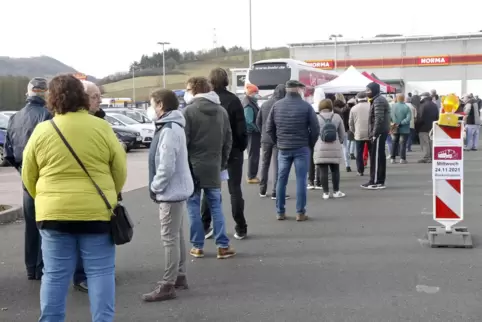 Drei bis vier Stunden müssen die Wartenden einkalkulieren, ehe sie am Impfbus auf dem Norma-Parkplatz in Alsenz an der Reihe sin