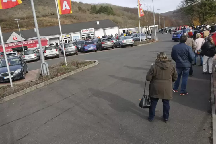 Schlange mit Knick: Mehrere hundert Meter mussten Impfwillige anstehen, ehe sie den Bus erreicht hatten. 