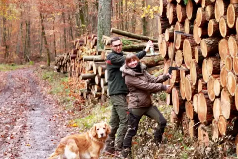 Die Holzpolter am Wegesrand sollen in Kürze abgeholt werden. Revierförster Jens Herzog und die Forstinspektoranwärterin Franzisk