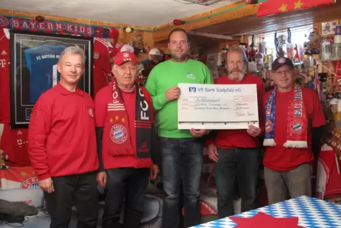 Auf dem Bild sind Manfred Bohlender (mit Vollbart), Michael Adam vom Verein Flutengel und 3 „Pfälzer Bazis“.