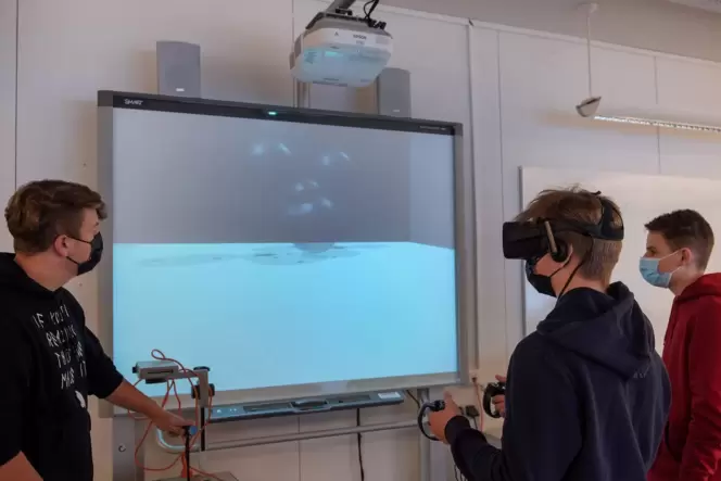 Der 2. Preis für die für die Herstellung von Atommodellen mit VR-Brillen ging an David Wagner, Frederik Cron, Norbert Borza Buc