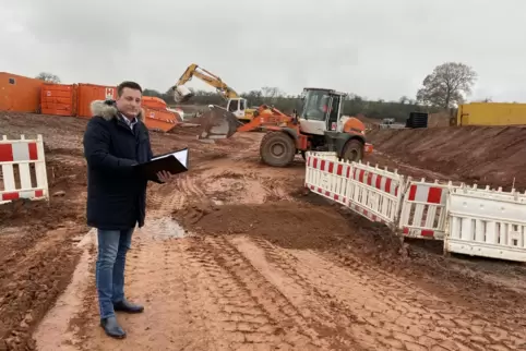 Projektentwickler Marc Kampa im Gewerbegebiet Schäferdell zwischen Winnweiler und Lohnsfeld.