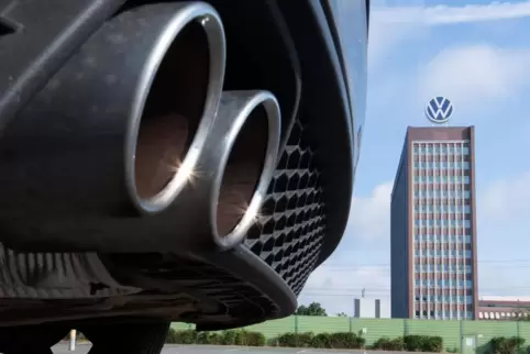 Der Dieselskandal begann 2015 bei VW: Auspuffrohre eines Volkswagen, im Hintergrund das Markenhochhaus am VW Werk Wolfsburg.