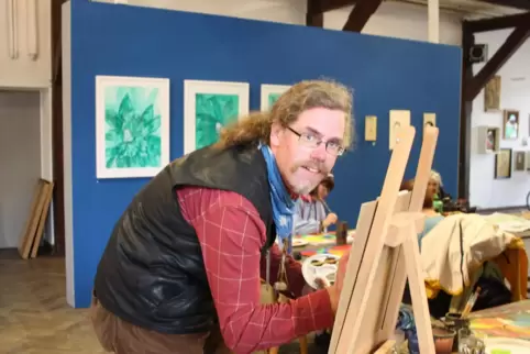 Michael Runkel bei der Arbeit in der Lebenshilfe-Malerwerkstatt in der Alten Turnhalle.