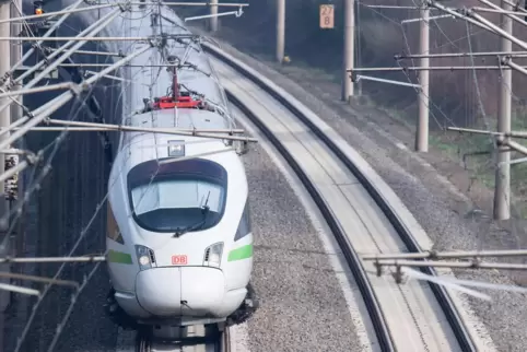 Bei den Verhandlungen über eine Ampelkoalition ist strittig, ob das Schienennetz vom Betrieb der Deutschen Bahn getrennt werden 