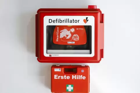Kann Leben retten: ein Defibrillator. 