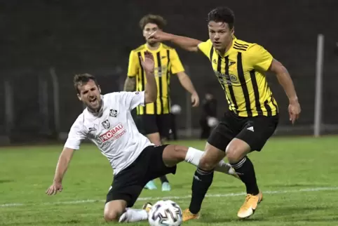 In Diefflen gefordert: Eric Häußler (rechts) vom FV Dudenhofen am Ball.