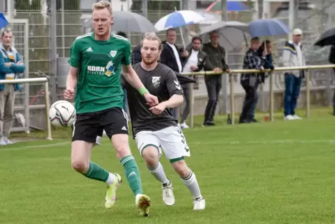2:0 hatte der ASV Heßheim, hier Dominik Hess (links) im Zweikampf mit dem Eppsteiner Jonathan Reiß, im Hinspiel schon geführt. D