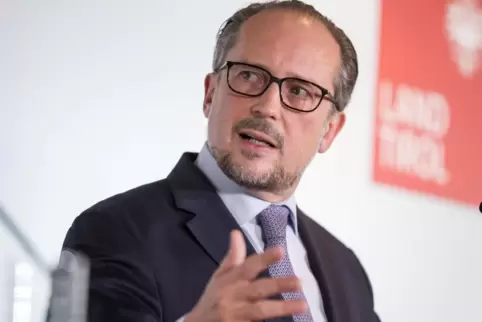 Kanzler Schallenberg zieht die Corona-Notbremse.