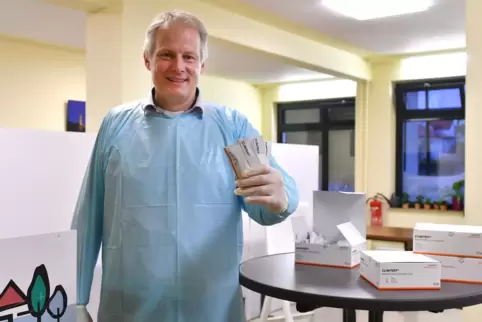 Rechnet mit steigender Nachfrage: Apotheker Georg Scheidel in seinem neuen Testzentrum in in den Räumen der Arbeiterwohlfahrt am