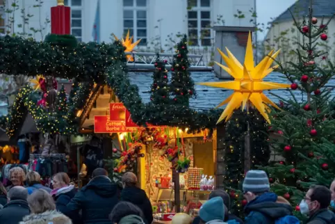 Sollten Weihnachtsmärkte trotz der hohen Corona-Zahlen stattfinden? Diese Frage sehen zwei unserer Redakteure unterschiedlich.