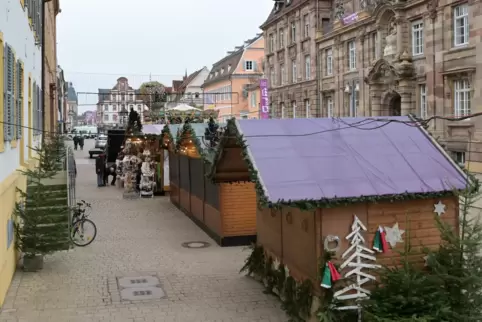 Premiere: Marktbuden öffnen zu den Häuserfassaden hin. Premiere: Marktbuden öffnen zu den Häuserfassaden hin.