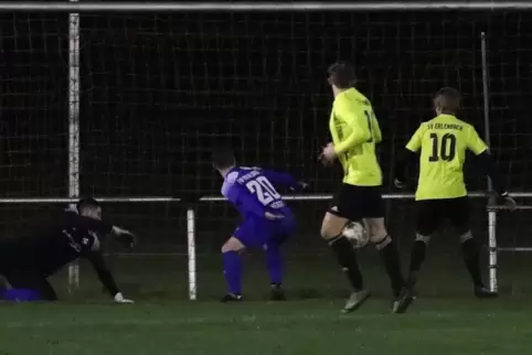  Das 1:0 von Victor Morgel (mit Nummer 10). Erlenbachs Torhüter Jan Feil ist machtlos. Vor ihm Marc Henigin.