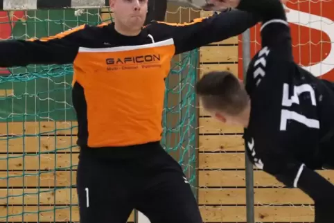TVO-Keeper Florian Pfaffmann bekommt es mit dem Oberliga-Toptorschützen zu tun. 