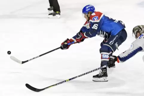Einziger Adler-Torschütze in Berlin am Freitagabend: Marcus Eisenschmid (links; hier im Spiel gegen Iserlohn).