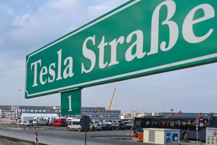 500.000 E-Autos könnten in der neuen Tesla-Fabrik in Grünheide jedes Jahr produziert werden. Ginge es nach Elon Musk, würden noc
