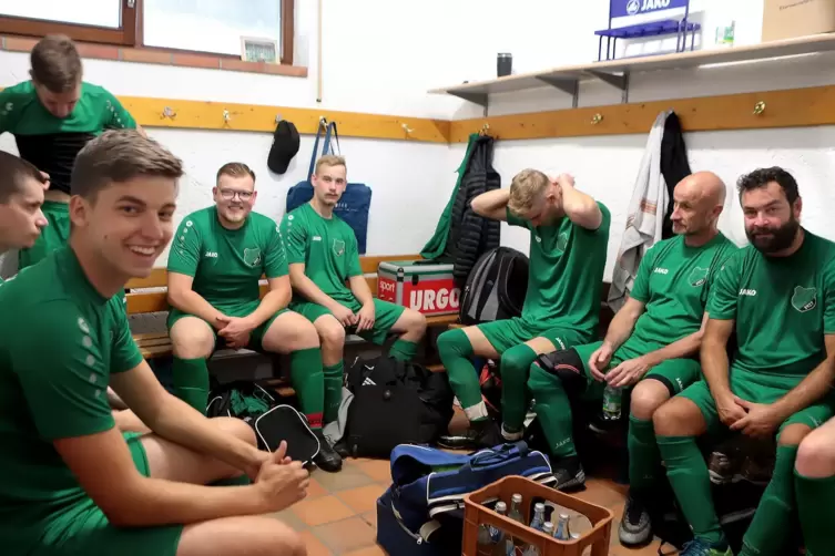 Gr&uuml;n ist die Hoffnung: Das Team des SV Heuchelheim-Klingen in der Kabine.