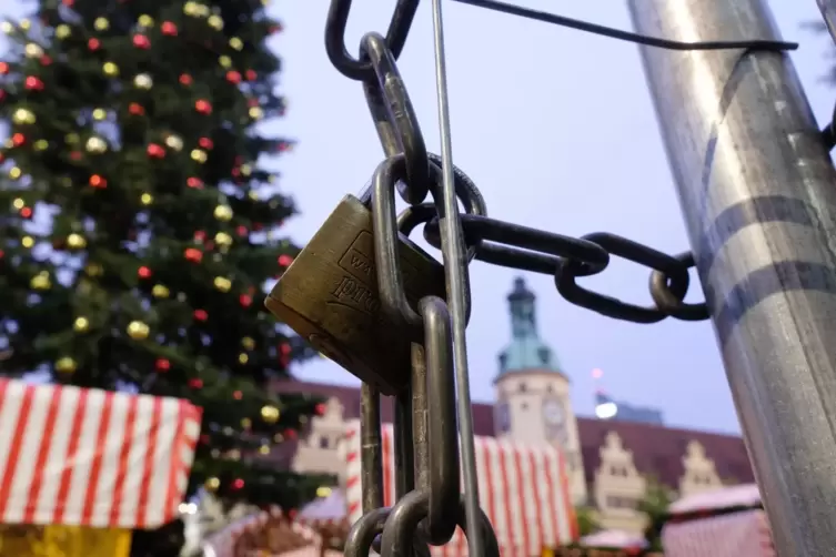 Aufgebaut und zugesperrt: Der Leipziger Weihnachtsmarkt stand schon in den Startlöchern, nun sollen alle Weihanchtsmärkte in Sac