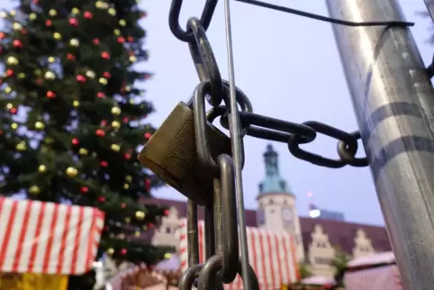 Aufgebaut und zugesperrt: Der Leipziger Weihnachtsmarkt stand schon in den Startlöchern, nun sollen alle Weihanchtsmärkte in Sac