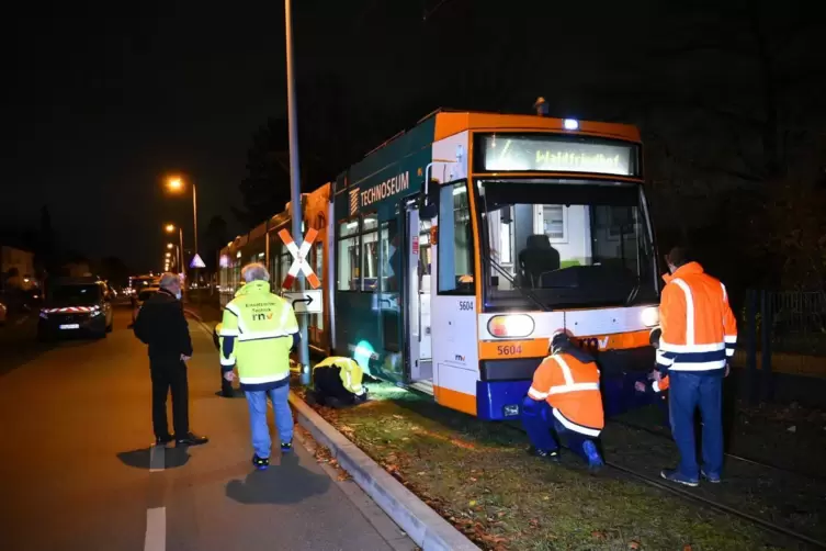 Rettungskräfte konnten das Unfallopfer unter der Straßenbahn hervorziehen, ohne dass diese angehoben werden musste. 