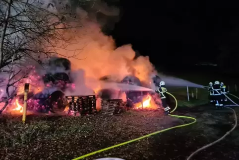 80 Heuballen brannten lichterloh, als die Feuerwehr mit den Löscharbeiten in der Nähe des Waldfischbacher Friedhofs begann.
