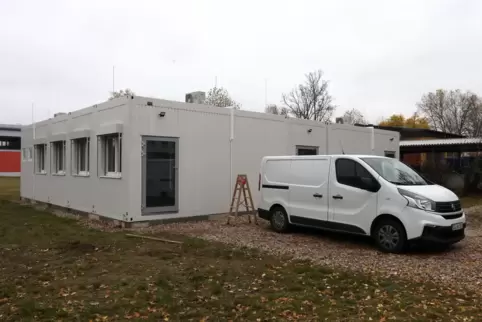 Ein Container wird für den Kita-Betrieb hergerichtet, um in Hochstadt eine weitere Gruppe betreuen zu können. Ein Container wird für den Kita-Betrieb hergerichtet, um in Hochstadt eine weitere Gruppe betreuen zu können.