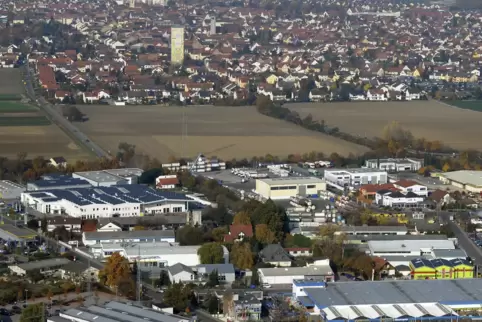 Vorne das Gewerbegebiet Fohlenweide, hinten im Bild Mutterstadt. 