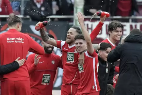 Wasser marsch: Die Profis des FCK feiern den siebten Saisonsieg.