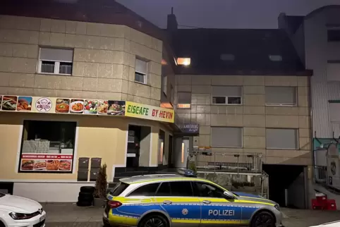 Die Polizei nimmt am Freitagabend die Frau in diesem Haus fest. 