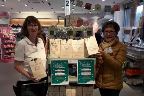 Filialleiterin im Maximiliancenter in Wörth Claudia Schwenk und die Vorsitzende der Tafel Wörth Uschi Bisanz. 